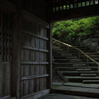 東堂山満福寺の古い門から続く苔むした石段の写真