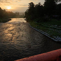 夕陽が映える玉川村、乙字ヶ滝の乙字橋から見る夕焼けの写真