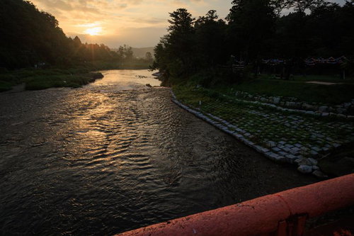 夕陽が映える玉川村、乙字ヶ滝の乙字橋から見る夕焼け