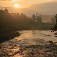 夕陽に染まる乙字ヶ滝、玉川村の川沿い風景の写真