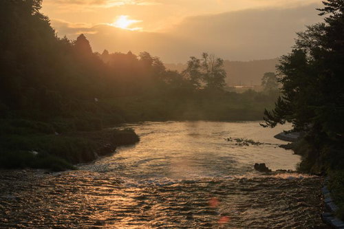 夕陽に染まる乙字ヶ滝、玉川村の川沿い風景
