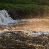 急流の水しぶきが舞う乙字ヶ滝のさざめきと渓流の景観の写真