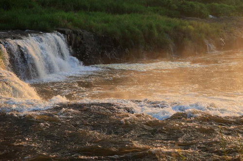 急流の水しぶきが舞う乙字ヶ滝のさざめきと渓流の景観