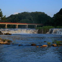 玉川村の乙字ヶ滝と赤い乙字橋の景観 福島県の自然風景の写真