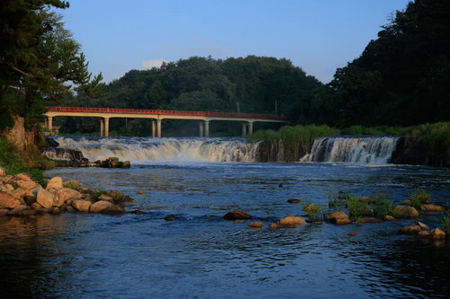 玉川村の乙字ヶ滝と赤い乙字橋の景観 福島県の自然風景
