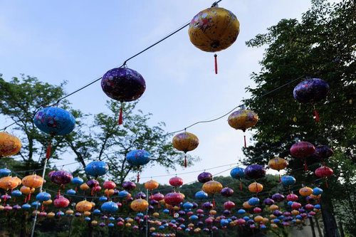 夜を待つ玉川村の乙字ヶ滝に飾られたランタン