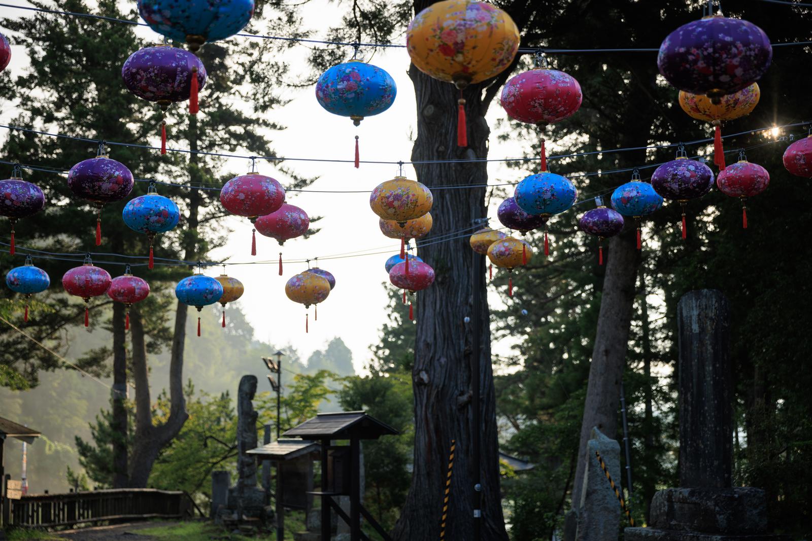 玉川村の乙字ヶ滝周辺に吊り下げられたカラフルなランタン装飾