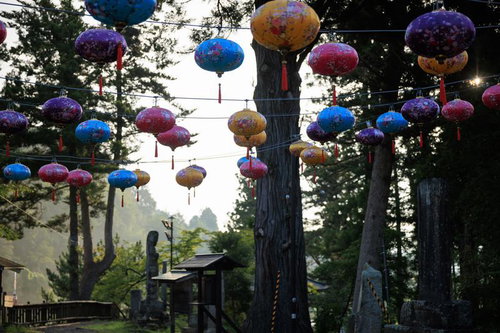 玉川村の光の祭典で乙字ヶ滝の古木に設置されたカラフルなランタン
