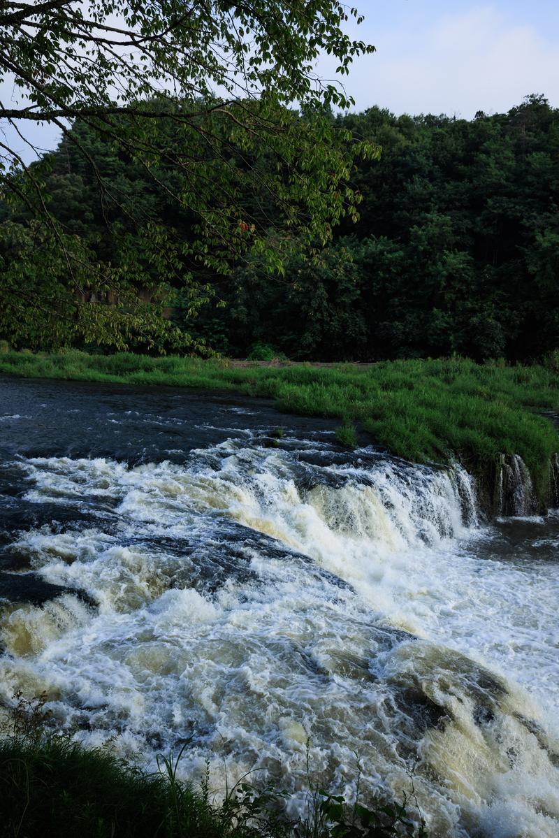 福島県玉川村の乙字ヶ滝で青白い流れが滝つぼに落ちる景観