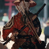 古殿八幡神社の流鏑馬騎手、矢を構えた後ろ姿の写真