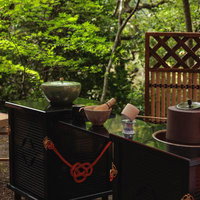 古殿八幡神社の境内で行われる茶道体験と茶道具の配置の写真