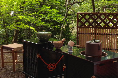 古殿八幡神社の境内で行われる茶道体験と茶道具の配置