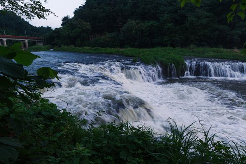 福島県玉川村の乙字ヶ滝が流れ落ちる光景と伊南川の渓流風景