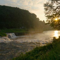 玉川村の阿武隈川に流れ落ちる乙字ヶ滝の夕景の写真