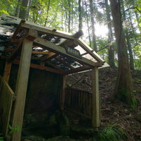 長命の清水、玉川村の東野の清流に建つ湧水舎の写真
