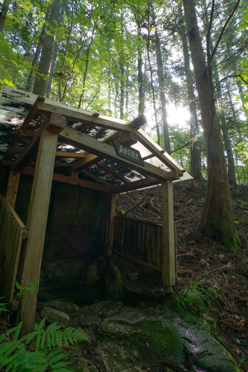 長命の清水、玉川村の東野の清流に建つ湧水舎