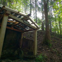 玉川村の東野の清流から湧き出る長命の清水の写真