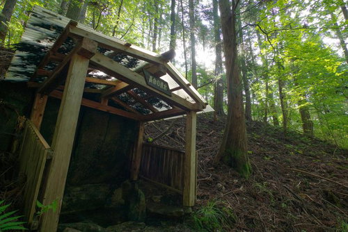 玉川村の東野の清流から湧き出る長命の清水