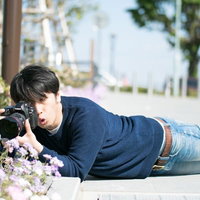 無意識のうちにほふく前進をするアマチュアカメラマンの写真