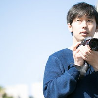 シャッターチャンスを逃したカメラマン～青空での撮影風景の写真