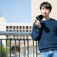 デジタル一眼レフカメラを構えるカメラマン男性の写真