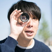 外国人タレントのギャグをマネする男性の写真