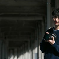 公衆の面前でイチャつくアベックを見守るニヤけ顔のカメラマンの写真