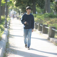 カメラを持ってソロフォトウォークする男性の写真