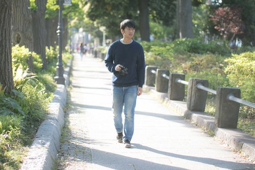 カメラを持ってソロフォトウォークする男性