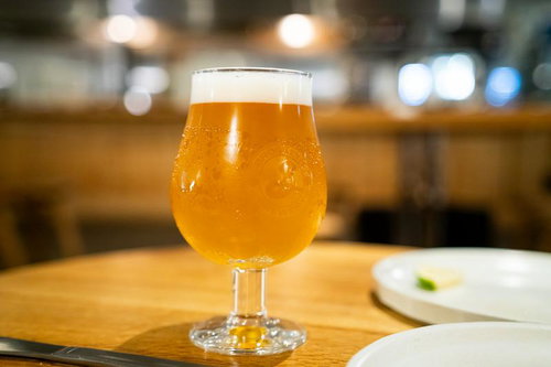 ゴブレットグラスに注がれた黄金色のクラフトビール