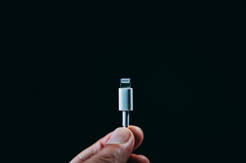 ここに1本のライトニングケーブルがある。