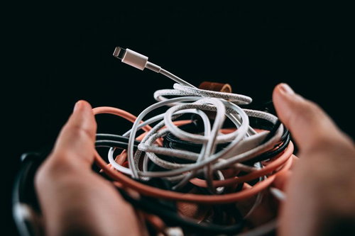 不要になったLightningケーブルと充電ケーブルの山