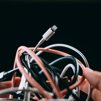 10年以上の年月をともにしてきたLightningケーブルと充電ケーブルたちの写真