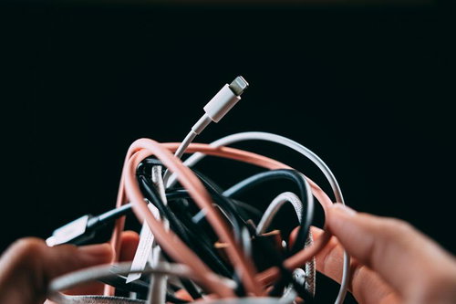 10年以上の年月をともにしてきたLightningケーブルと充電ケーブルたち