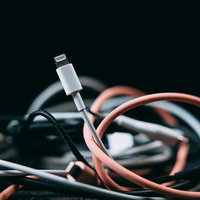 ついにお別れの日が・・・。役目を終えたLightningケーブルと新しいUSB-Cケーブルの写真