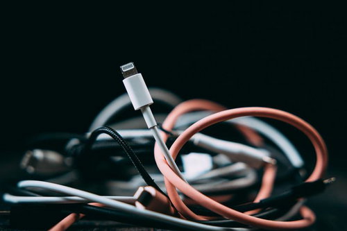 ついにお別れの日が・・・。役目を終えたLightningケーブルと新しいUSB-Cケーブル