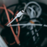 絡まった複数のLightningケーブルと充電ケーブルの写真