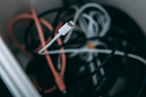 絡まった複数のLightningケーブルと充電ケーブル