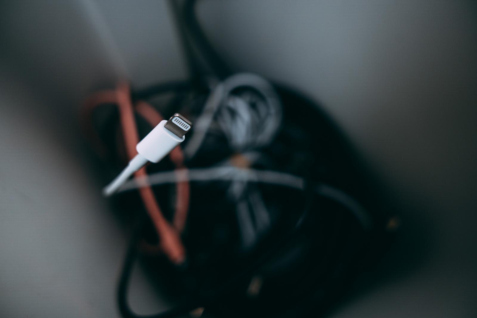 複数のLightningケーブルが絡み合う中で白いライトニングコネクタが手前にある