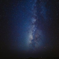 夜空に光る天の川と満天の星座の写真