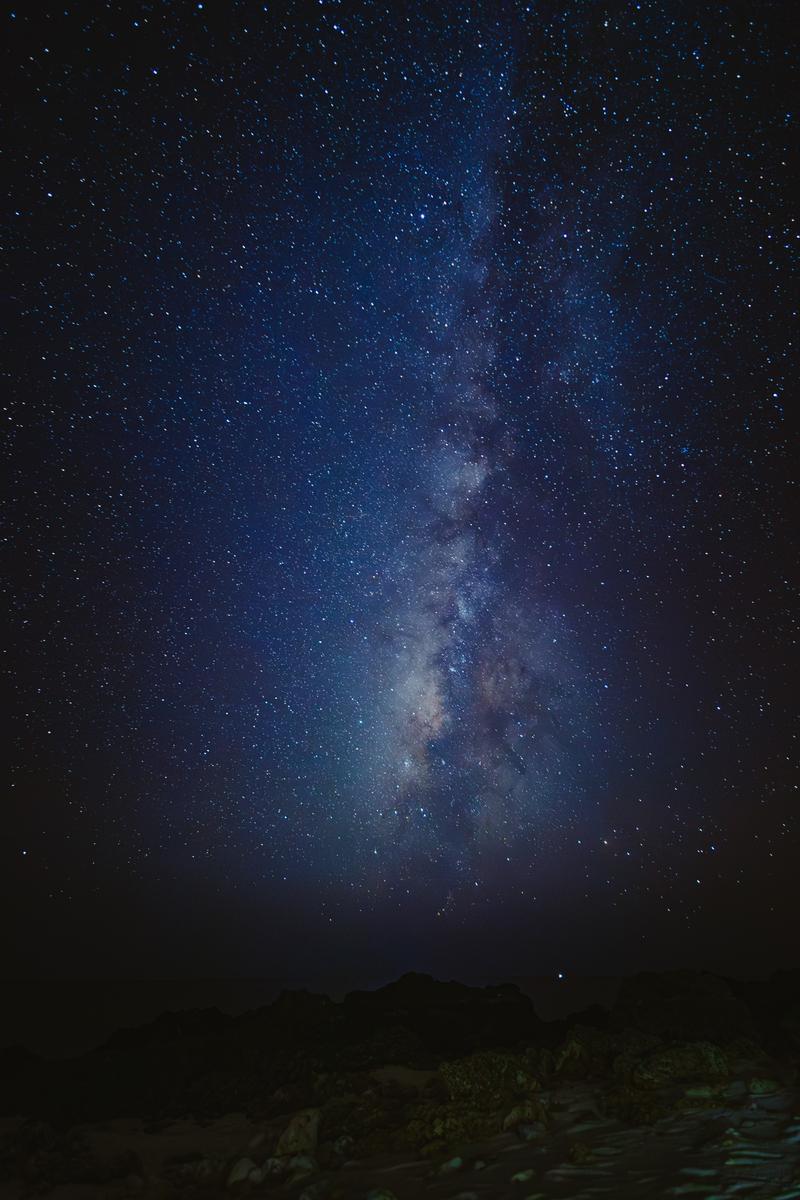 夜空に光る天の川と満天の星座。乳白色の天の川が中央から上に流れ、周囲に無数の星が輝いている