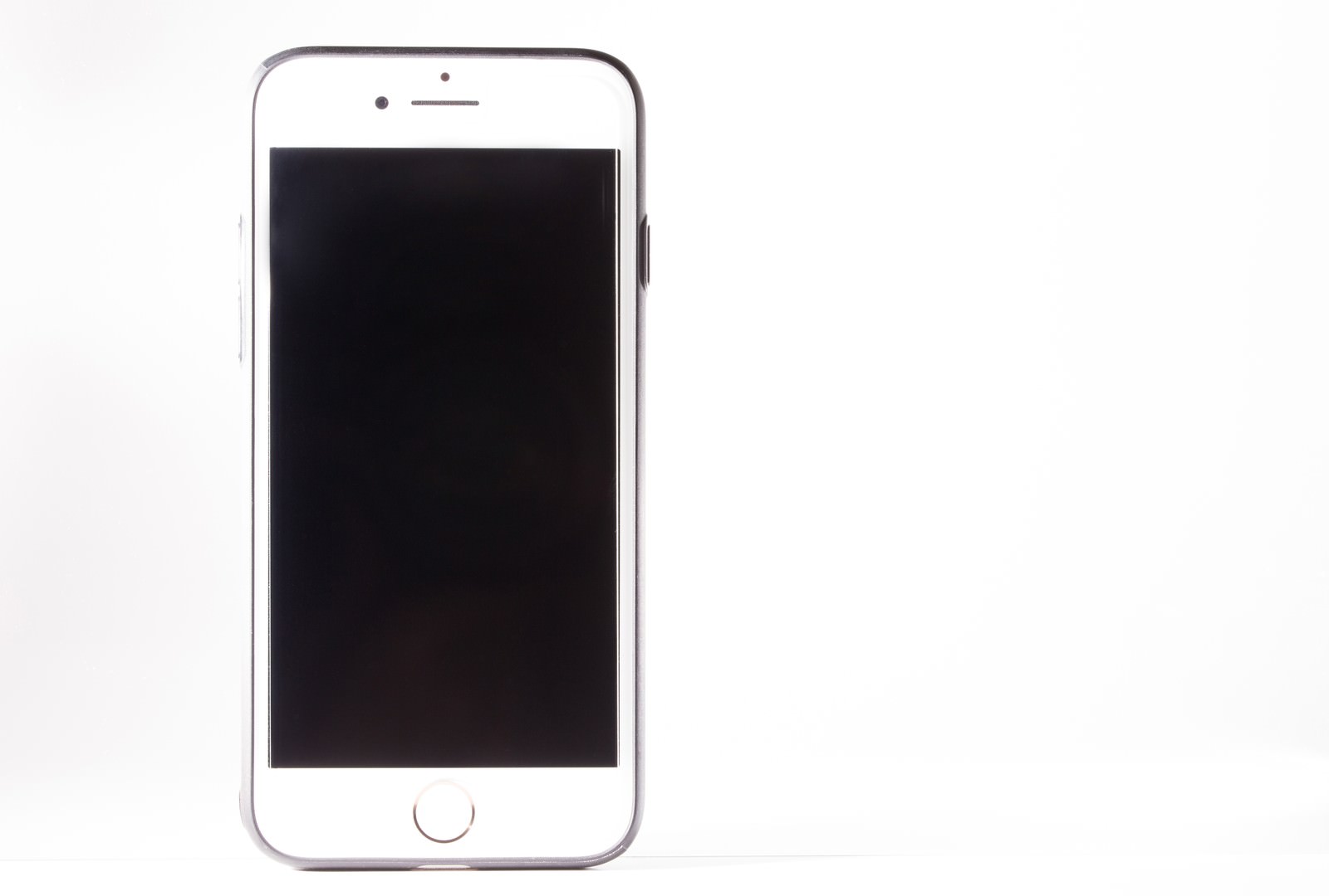 白背景の前に置かれた画面オフのiPhone正面