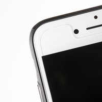 保護フィルムを貼ったスマートフォンの接写の写真