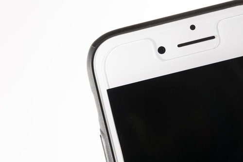 保護フィルムを貼ったスマートフォンの接写