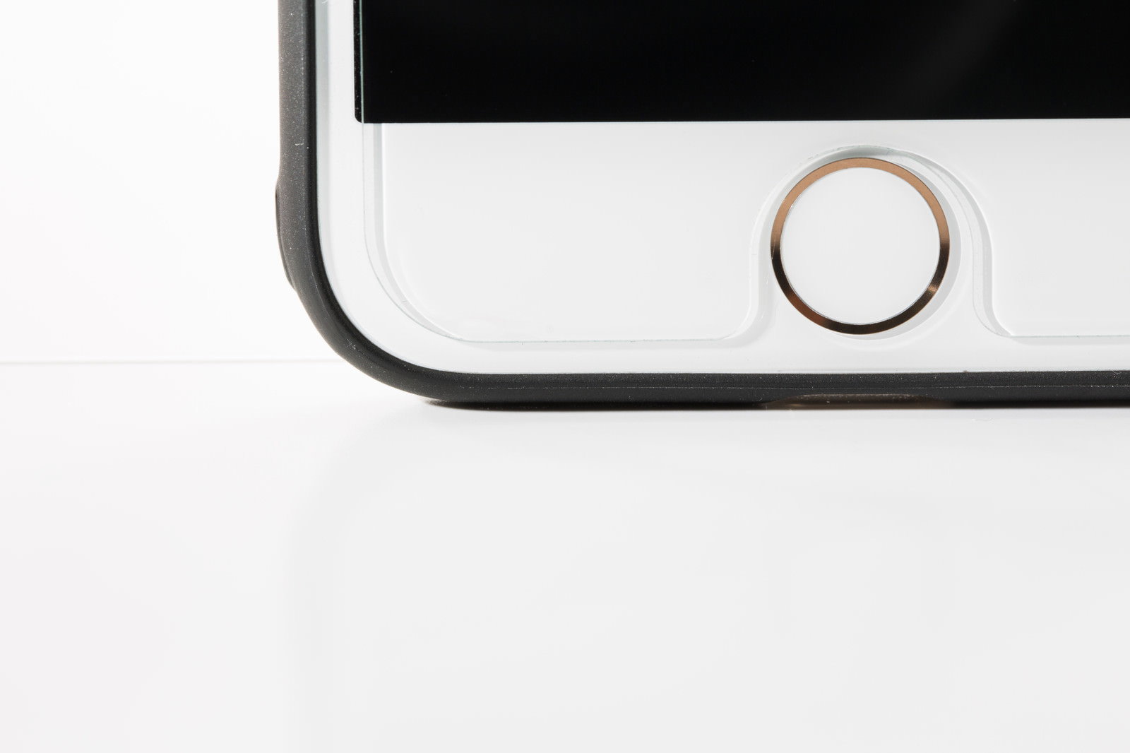 保護フィルムがずれたiPhone