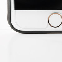 保護フィルムが少しだけズレたスマートフォンの写真