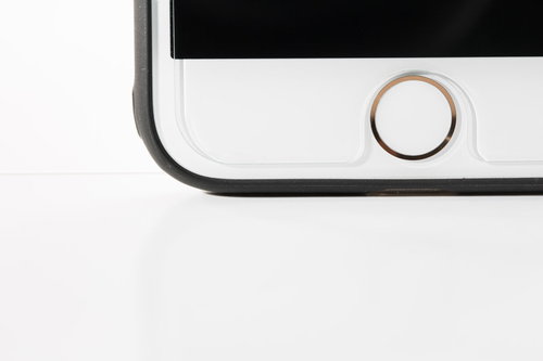 保護フィルムが少しだけズレたスマートフォン