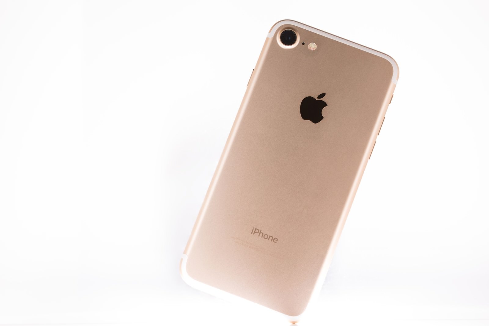 白い背景に斜めに置かれたiPhoneの背面