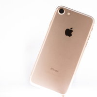 ローズゴールドのiPhoneの背面の写真