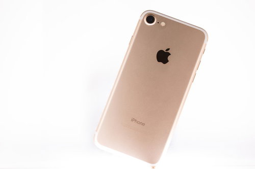 ローズゴールドのiPhoneの背面